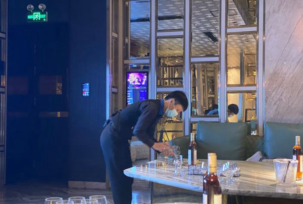 上海宝山区友谊路街道附近酒吧招聘现场DJ,加班双倍工资吗？
