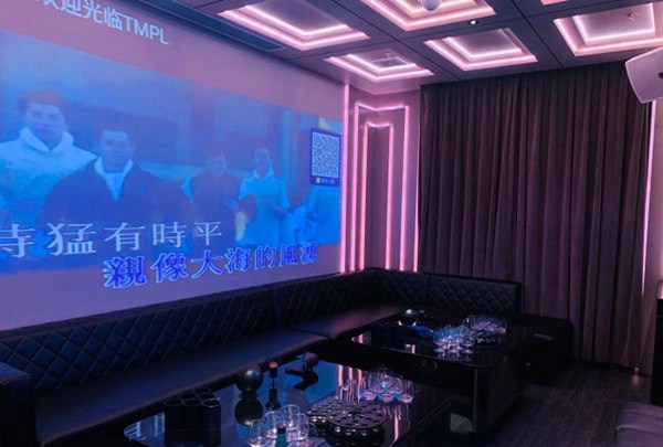 上海中档酒吧招聘商务礼仪,夜场上班适合穿黑色衣服吗？
