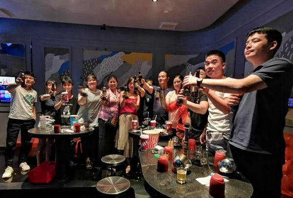 上海新开的酒吧招聘服务生,(女生夜场上班都干什么活好？)