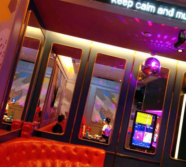 上海新开的酒吧招聘服务生,(三十多了还能去夜场上班吗？)