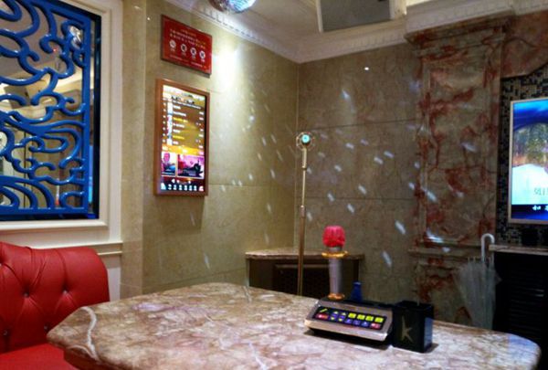 上海哪里酒吧招聘商务迎宾,(三十岁了该不该去夜场上班？)
