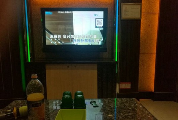 杭州新开的酒吧招聘前台迎宾,(女生ktv上班好不好？)