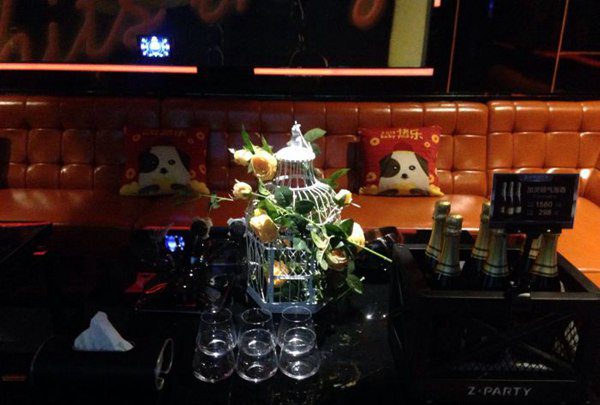 杭州新开的酒吧ktv招聘商务队长,(ktv服务员好不好做？)