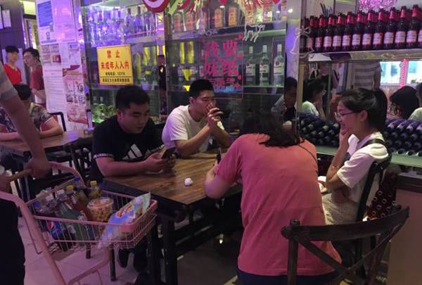 上海虹口区欧阳路街道附近酒吧招聘包厢服务员,工作好做吗？
