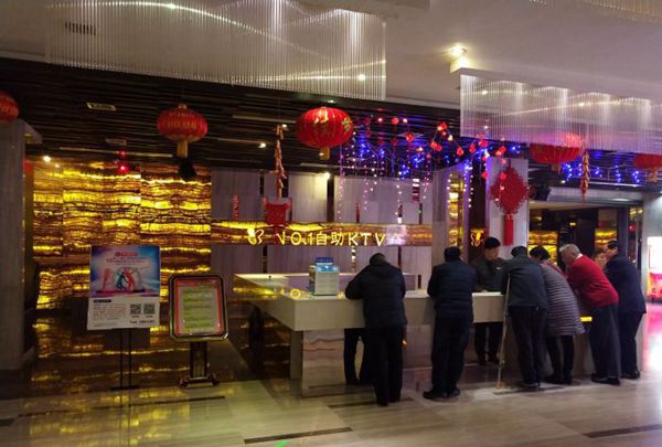 上海什么地方有酒吧招聘女服务员,提升专业技能
