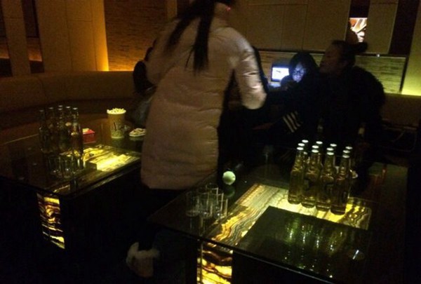 上海哪里酒吧招聘服务员,(女孩去夜场上班好不好？)