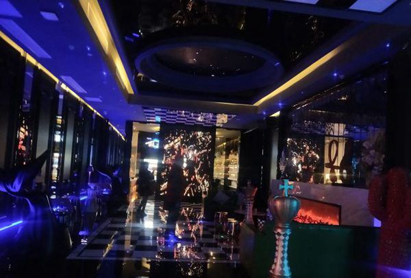 上海新开的酒吧招聘气氛组专员,(女孩子去夜场上班好不好？)
