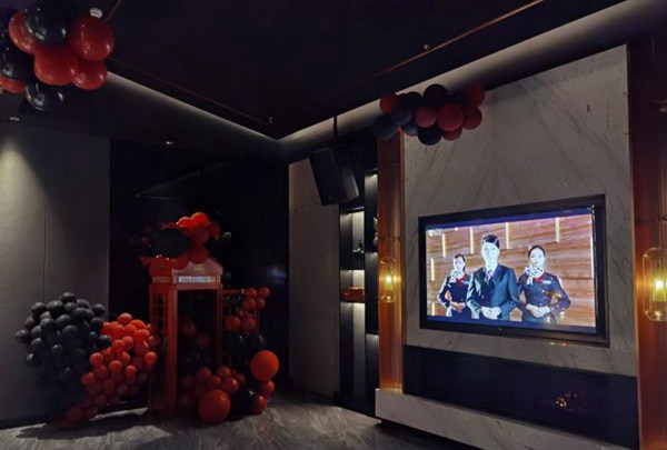 上海新开的酒吧招聘包厢点歌服务生,(干夜场的女生好不好？)