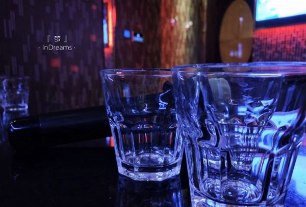 上海不喝酒的酒吧招聘商务迎宾,(不抽台费)
