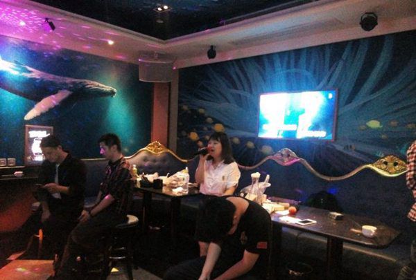 上海哪里酒吧招聘气氛组,(女孩在ktv上班好不好？)