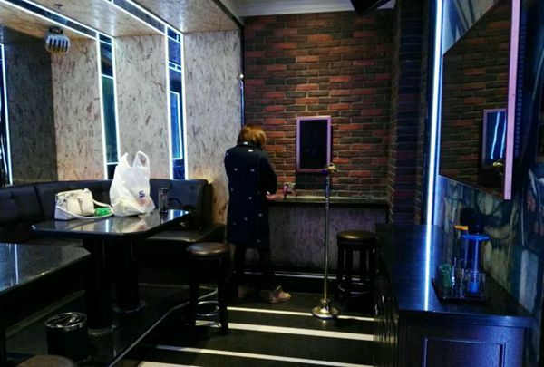 杭州中低档酒吧招聘女服务生,工作时间和排班制度是怎样的？
