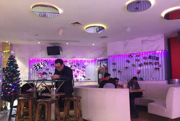 上海静安区静安寺街道附近酒吧招聘女服务员,有哪些工作岗位
