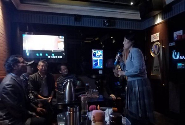 杭州有小费拿的酒吧ktv招聘包厢气氛组,应聘联系方式是什么
