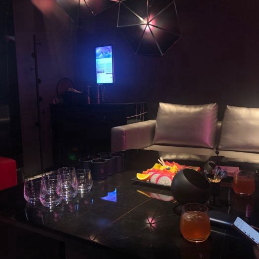 杭州新开的酒吧ktv招聘服务生,(可以在本地夜场上班吗？)