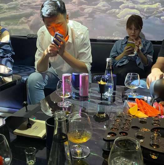 上海中低档酒吧招聘女招待,是否需要具备一定的表演能力？
