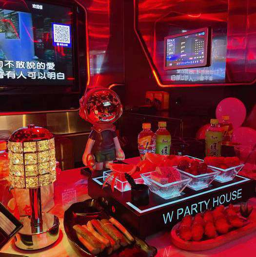 上海生意好的酒吧招聘女招待,薪资待遇包括基本工资外还有其他福利吗？

