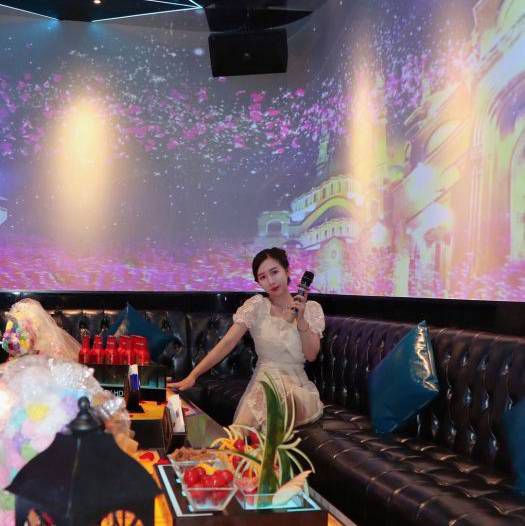 上海新开的酒吧ktv招聘包厢点歌服务生,(ktv上班的女的好不好？)