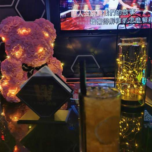 上海小费高的酒吧招聘商务礼仪,有没有年龄限制?
