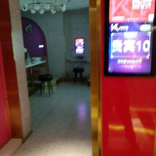 上海哪里酒吧招聘包厢点歌服务生,(28岁还能做夜场？)