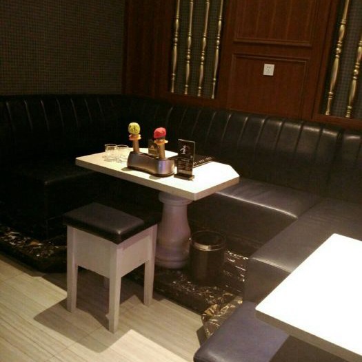 上海哪里酒吧招聘驻场商务领班,(夜场做服务员怎么样呢？)