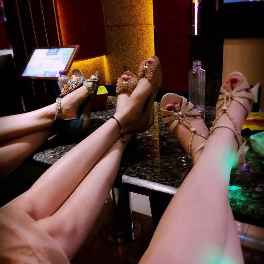 上海新开的酒吧招聘商务招待,(女孩在夜场上班做什么工作？)
