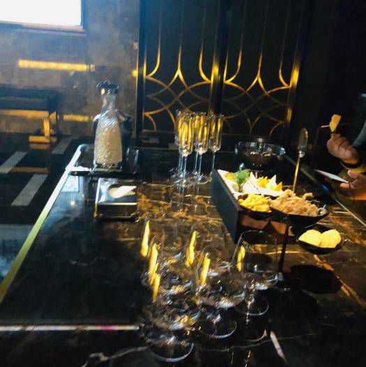 上海新开的酒吧招聘商务迎宾,(夜场女人最怕什么？)