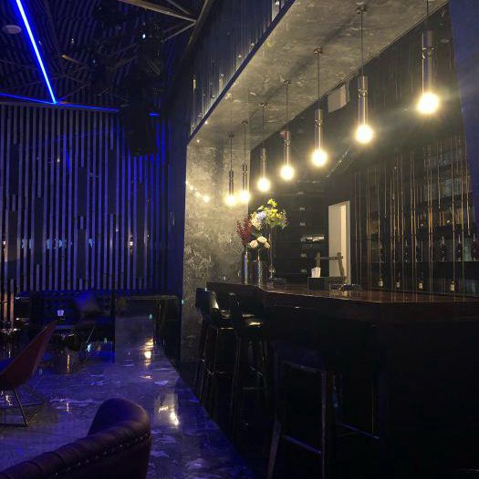 上海哪里酒吧招聘服务员,(夜场怎么忽悠客人？)