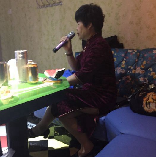 上海中档夜总会招聘商务接待,上班需要喝酒吗？
