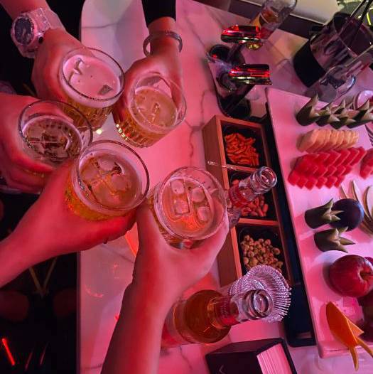 杭州给小费多的酒吧ktv招聘女招待,有没有年龄限制_