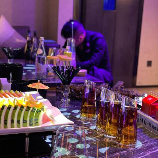 杭州西湖区双浦镇附近酒吧招聘包厢管家,是当天上班当天发薪吗？