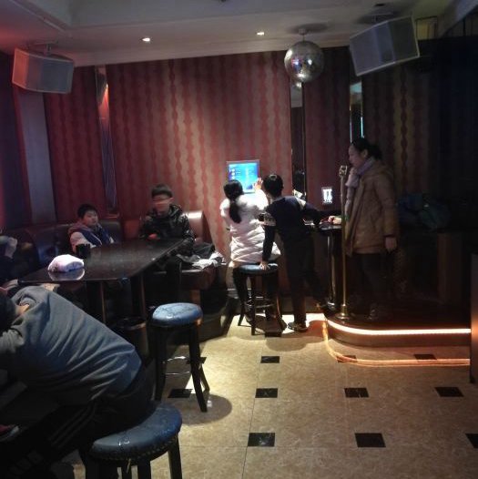 上海有小费拿的酒吧招聘包厢陪唱,有没有年龄限制?
