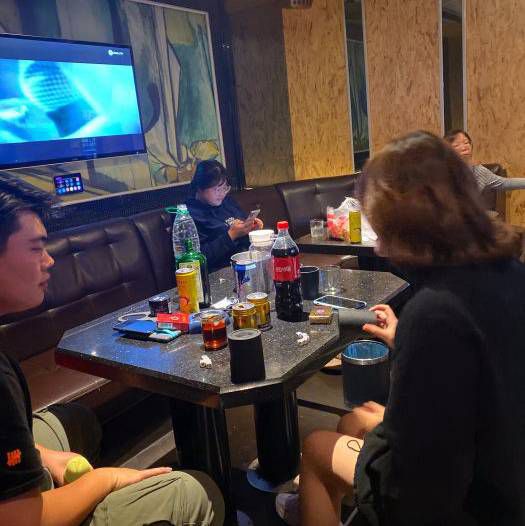 上海哪里酒吧招聘商务经理,(去ktv做服务员好不好？)
