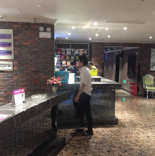 杭州新开的酒吧招聘包厢服务员,(三十岁了该不该去夜场上班？)