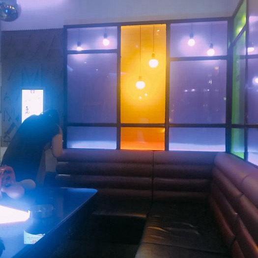 杭州新开的酒吧招聘大客户经理,(ktv当男服务员好不好？)