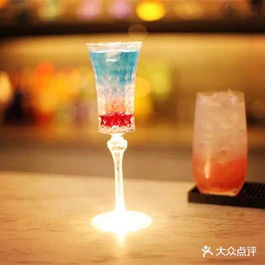 杭州哪里酒吧招聘驻场商务领班,(夜场是什么样的？)