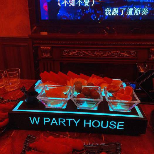 上海新开的酒吧招聘服务员,(女生在夜场上班好不好呢？)